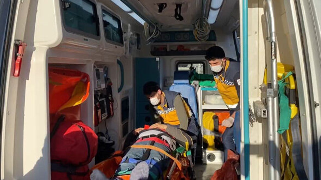 Pendik'te tıra çarpan otobüs sürücü yaralandı
