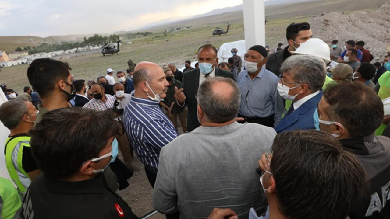 Bakan Soylu depremzedelerle bir araya geldi