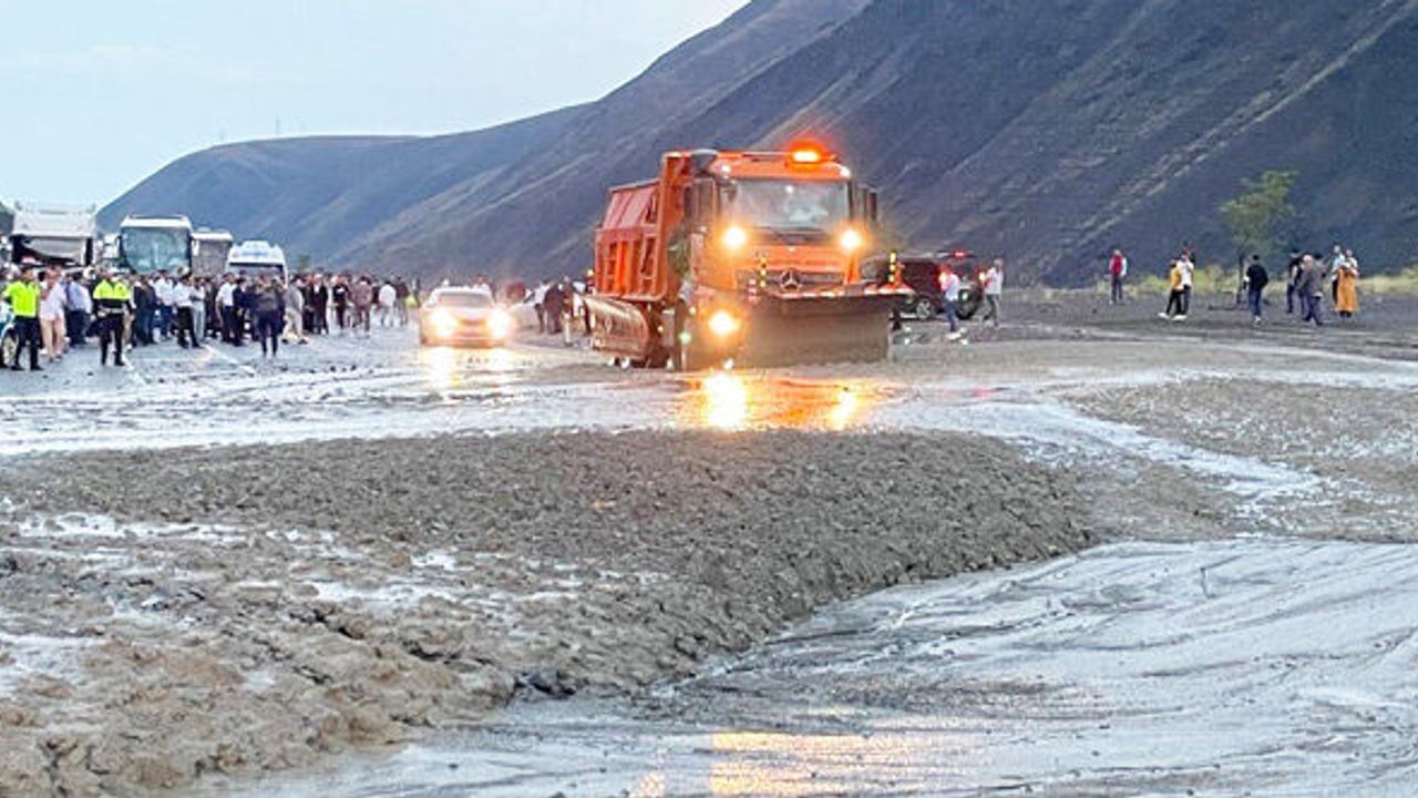 Kara yolu heyelan nedeniyle trafiğe kapandı