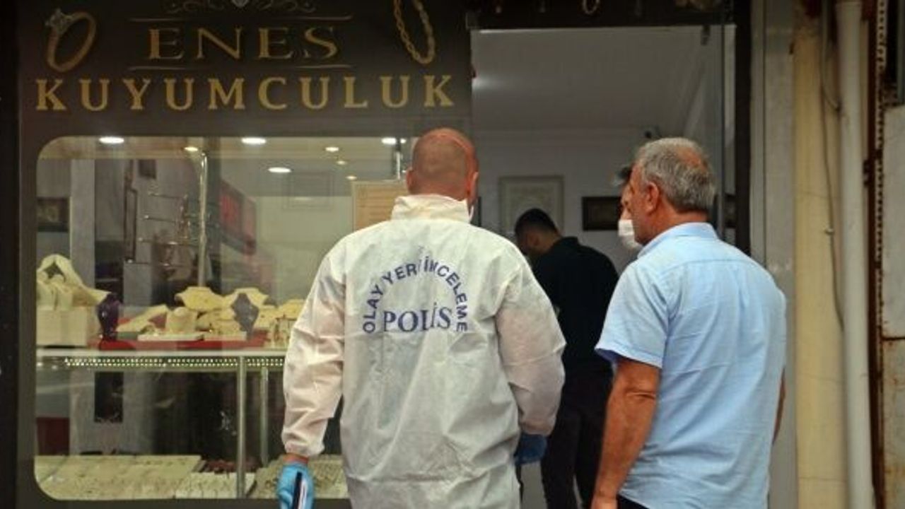 Kuyumcuda vurgun yapmak isteyen gaspçılar, büyük tezgaha geldi