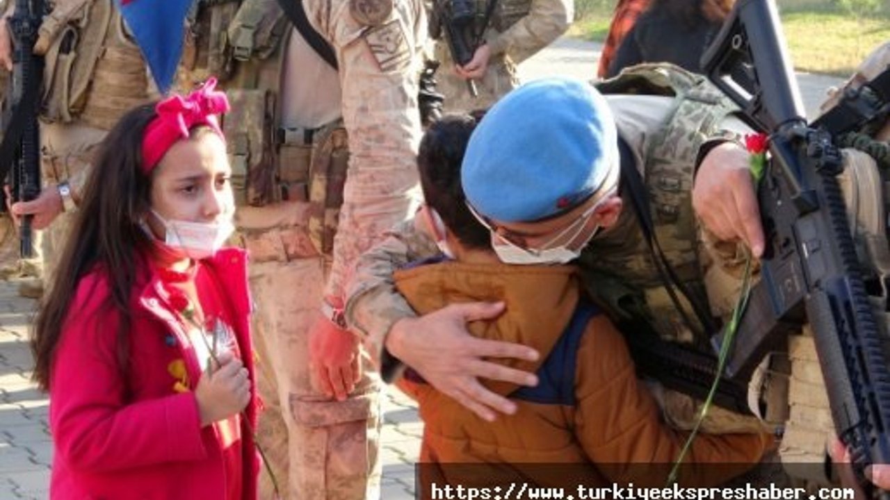 Suriye görevinden dönen komandolar evlatlarını öpücüklere boğdu
