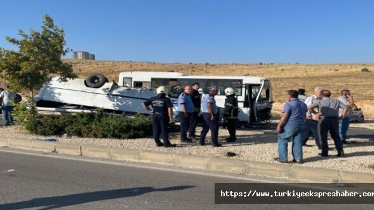 İki işçi servisi çarpıştı 2'si ağır 19 kişi yaralandı