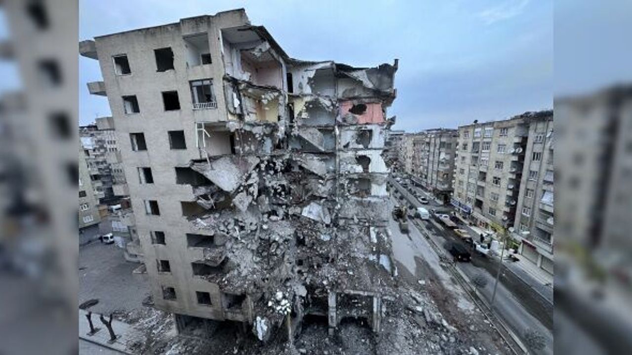 Diyarbakır’da ağır hasarlı binaların yıkımı devam ediyor