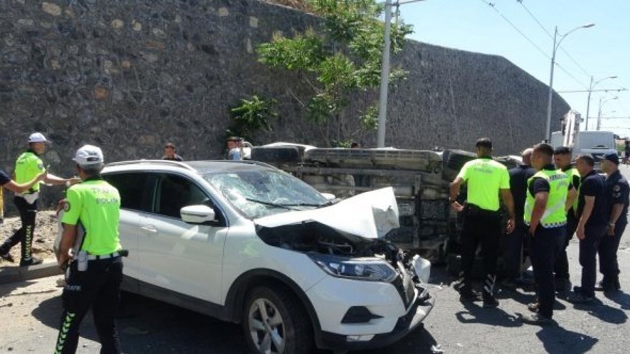 Askeri araç kaza yaptı: 1'i asker 3 yaralı