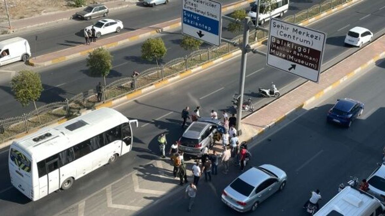 Refüje çarpan cipteki 6 kişi yaralandı
