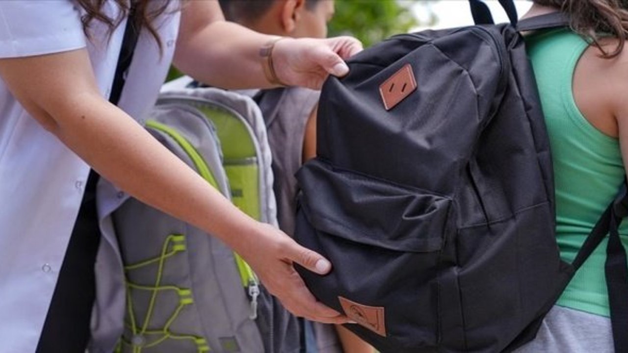Ağır çanta taşıyan öğrencilerde sırt ve bel ağrısı riski artıyor