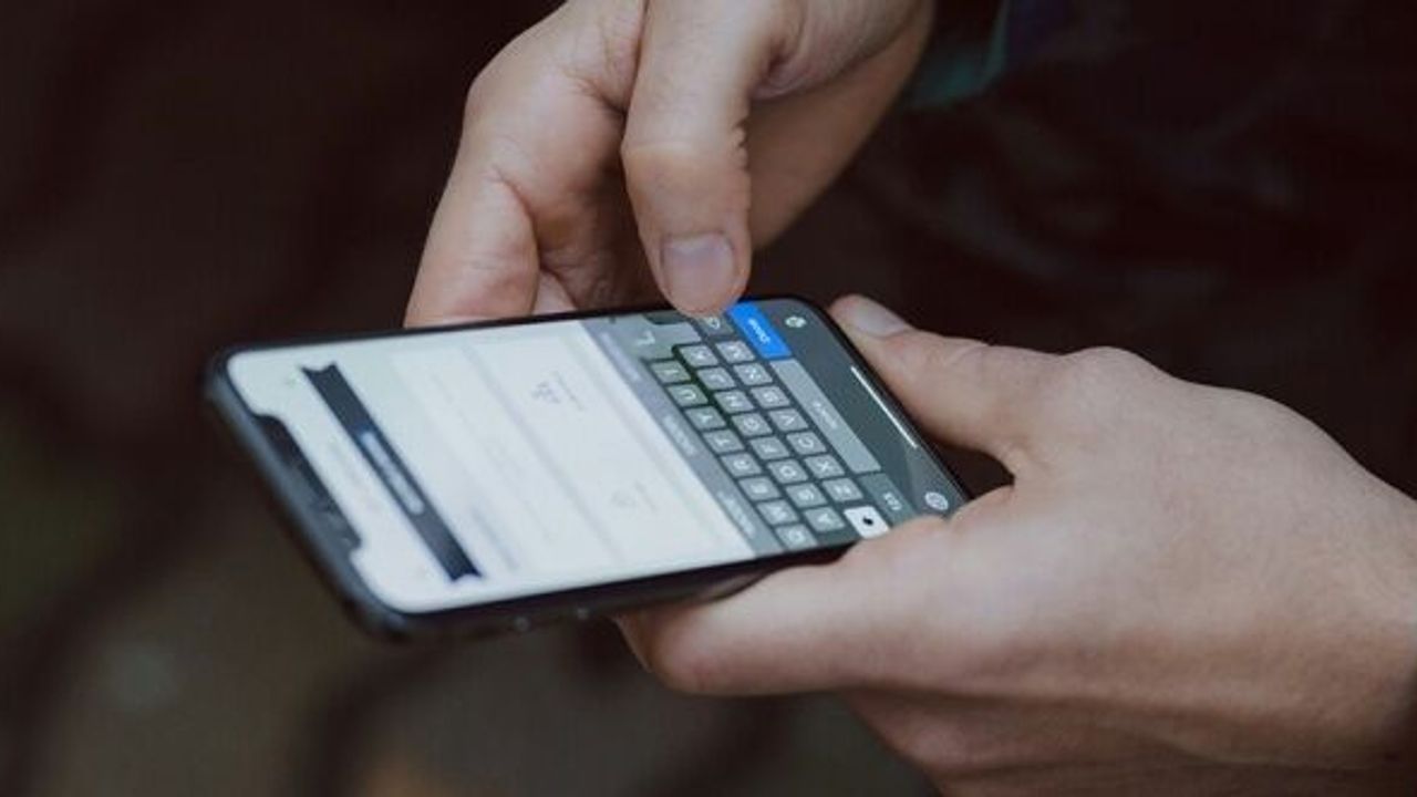 O ülkede, okullarda cep telefonu yasağını onayladı