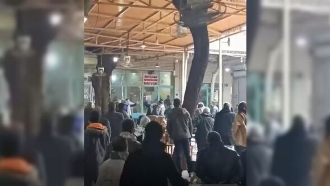 Kıraathanede kavga: Sandalye ve yumruklar havada uçuştu