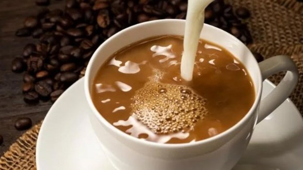 Kahvenize süt eklemeyi bırakmanız için 5 neden!