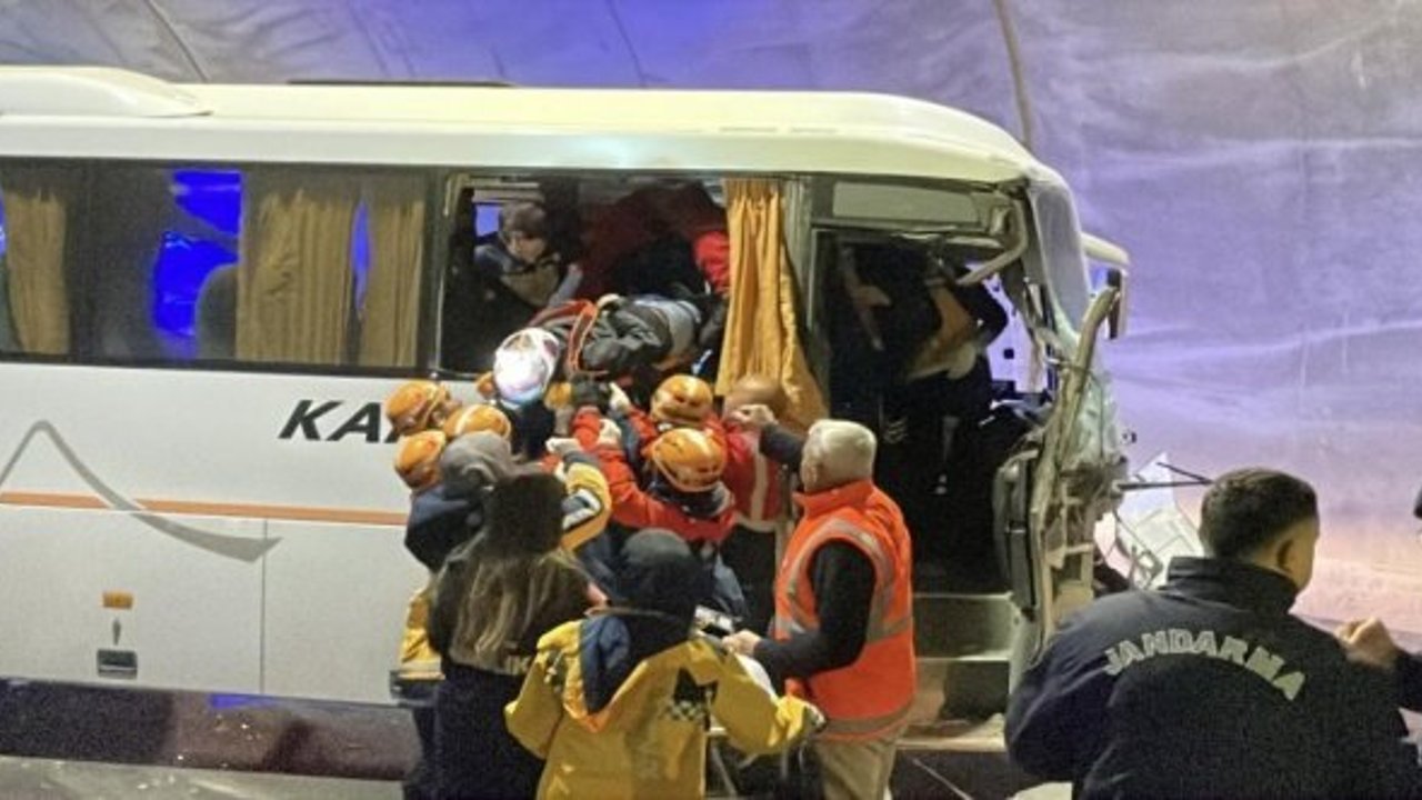 Yolcu midibüsü tıra çarptı: 10 yaralı