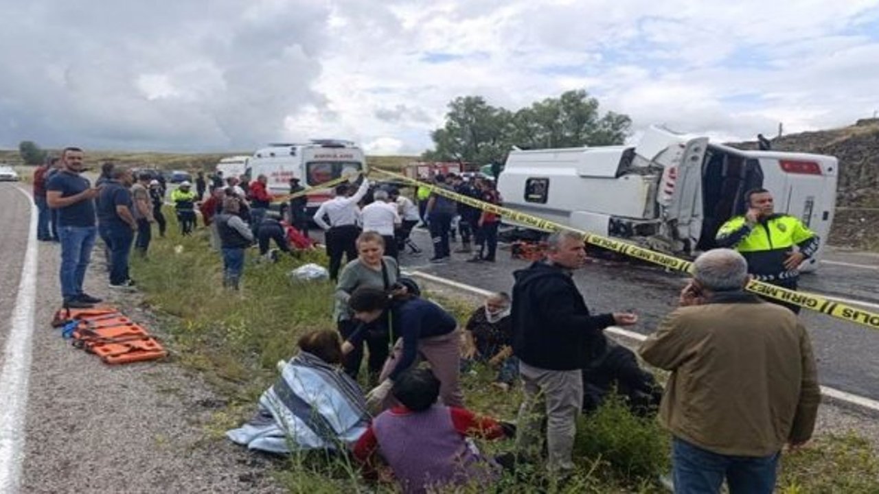 Taziye dönüşü feci kaza: 2 ölü, 15 yaralı