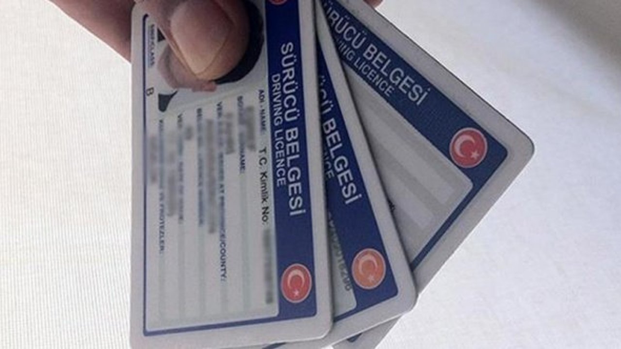 Eski tip ehliyetler geçerliliğini yitirecek