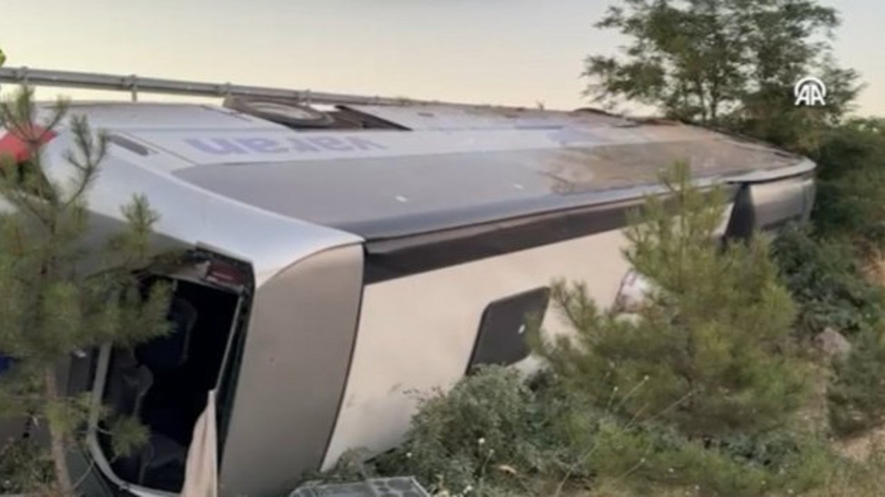 Yolcu otobüsü şarampole devrildi: 27 yaralı