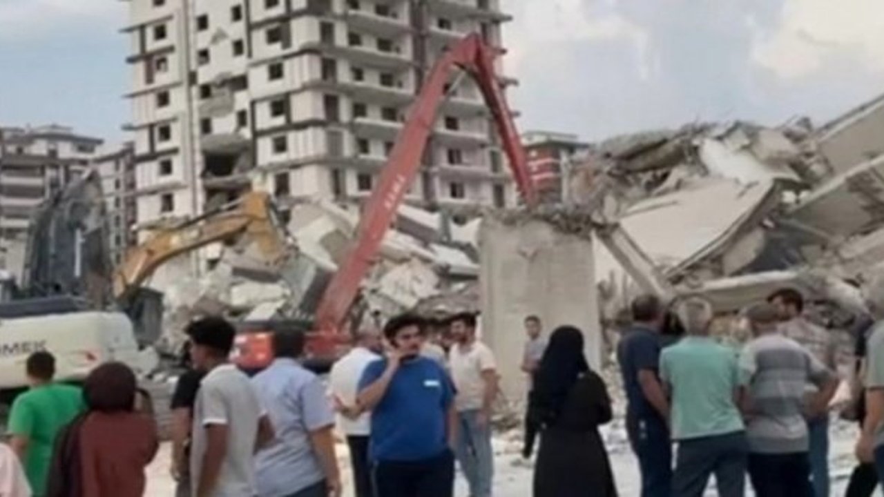 Maraş'ta hasarlı bina çöktü: Operatör yaşamını yitirdi