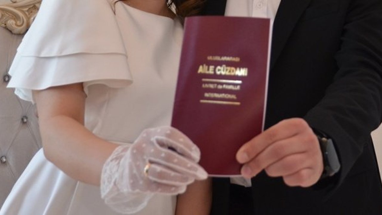 Ünlü markalardan evlenecek gençlere indirim desteği