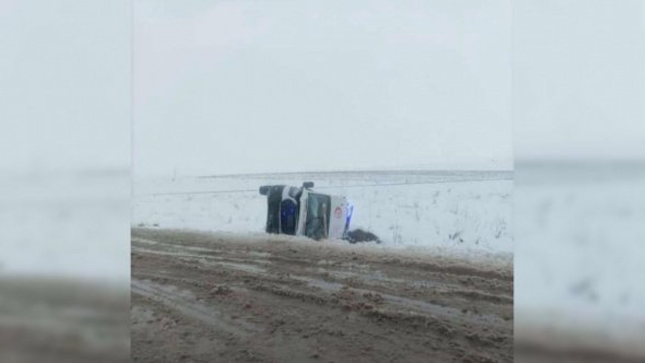 Diyarbakır'da ambulans devrildi: 3 yaralı