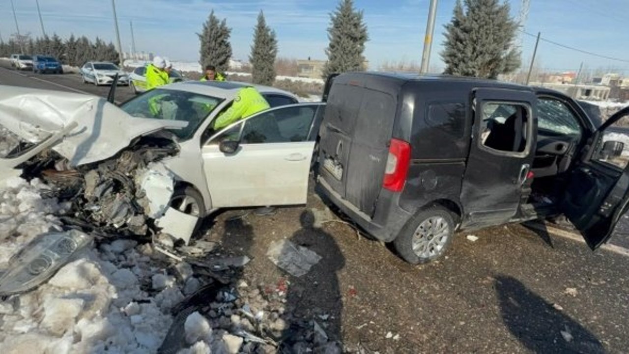 Diyarbakır’da buzlanma kazaya neden oldu: 12 yaralı