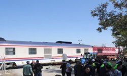 Öğrenci servisine tren çarptı!