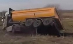 Diyarbakır’da kamyon devrildi: 1 yaralı