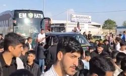Süper Lig'e yükselen Amedspor, otobüs aracı Bismil de geçti aracı yüzlerce genç coşkuyla karşılandı