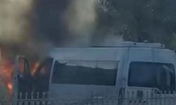 Diyarbakır'da alevlere teslim olan minibüs küle döndü