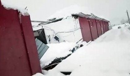 2 metreye ulaşan kar ahırları yıktı