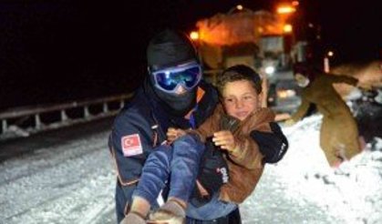 Diyarbakır-Siverek karayolunda mahsur kalan 49 araç kurtarıldı