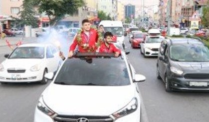 NİĞDE - Dünya şampiyonasında madalya kazanan güreşçiler coşkuyla karşılandı
