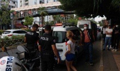 Sinir krizi geçiren kadın otobüs durağına saldırdı