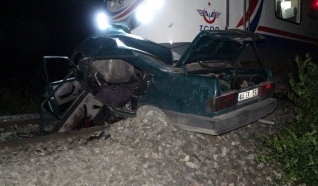 Otomobil Trenin altında kaldı