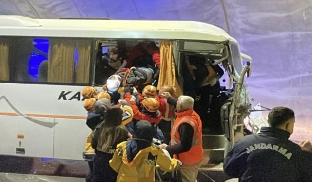 Yolcu midibüsü tıra çarptı: 10 yaralı