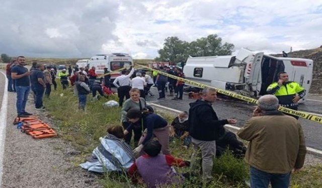 Taziye dönüşü feci kaza: 2 ölü, 15 yaralı