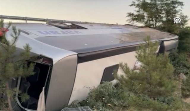 Yolcu otobüsü şarampole devrildi: 27 yaralı