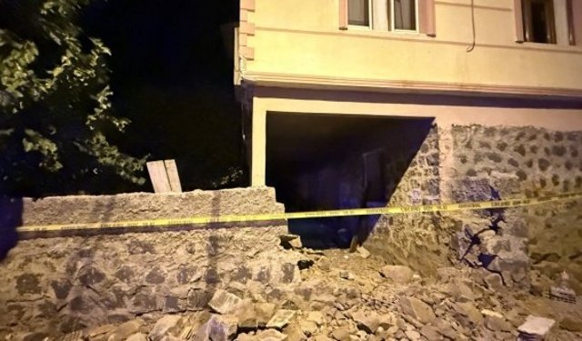 Diyarbakır'da balkon çöktü: 2'si çocuk 5 yaralı
