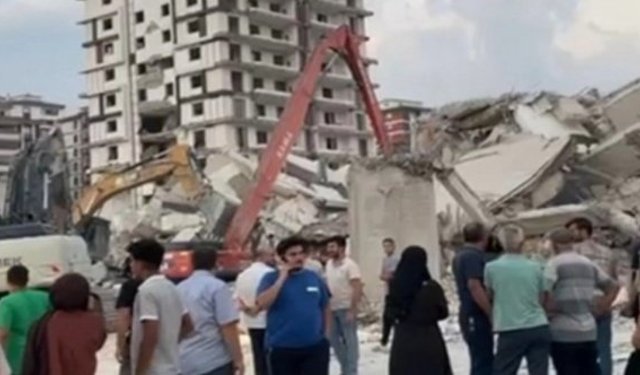 Maraş'ta hasarlı bina çöktü: Operatör yaşamını yitirdi