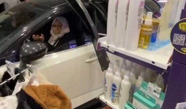 Diyarbakır’da otomobil kozmetik mağazasına daldı