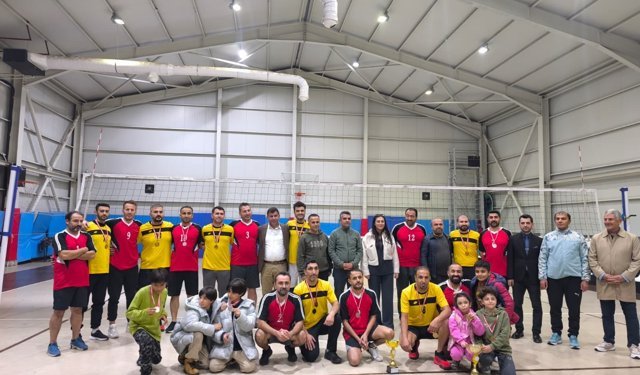 Kayapınar’da 24 Kasım Öğretmenler Günü Voleybol Turnuvası Tamamlandı