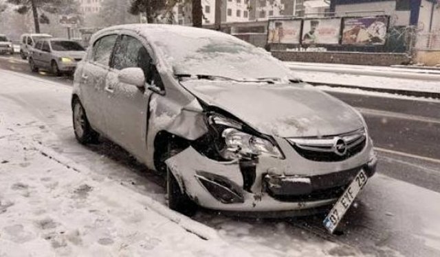 Diyarbakır’da kar yağışı hayatı felç etti: Trafik durma noktasına geldi