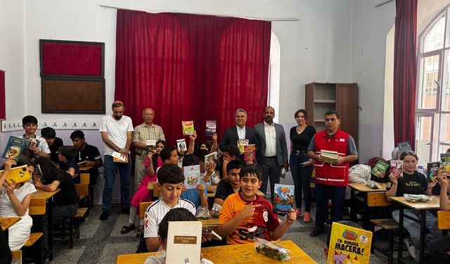 Diyarbakır’da Anlamlı İş Birliği: "Bir Kitap Bin Umut" Projesiyle Öğrencilerin Yüzü Güldü