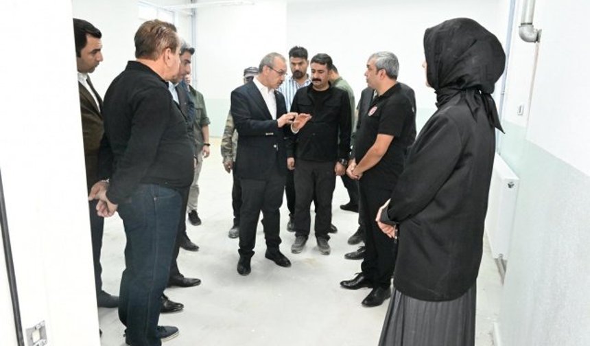 Vali Yavuz Karakavak Mahallesi Ortaokulu'nda incelemelerde bulundu