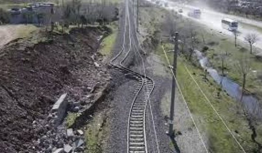 Depremde hasar alan Narlı-Pazarcık-Gölbaşı tren hattında onarım çalışmalarının 19 ay geçmesine rağmen tamamlanamaması tepki çekti