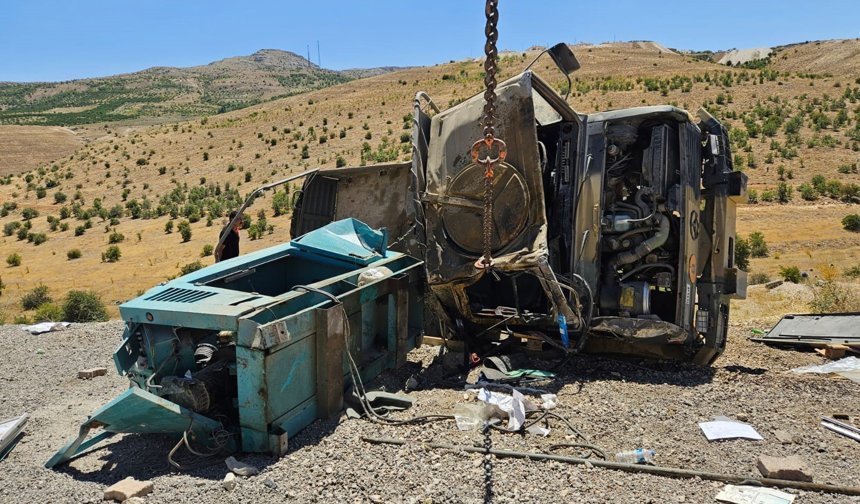 Seyir halindeki askeri araç devrildi, 2 yaralı