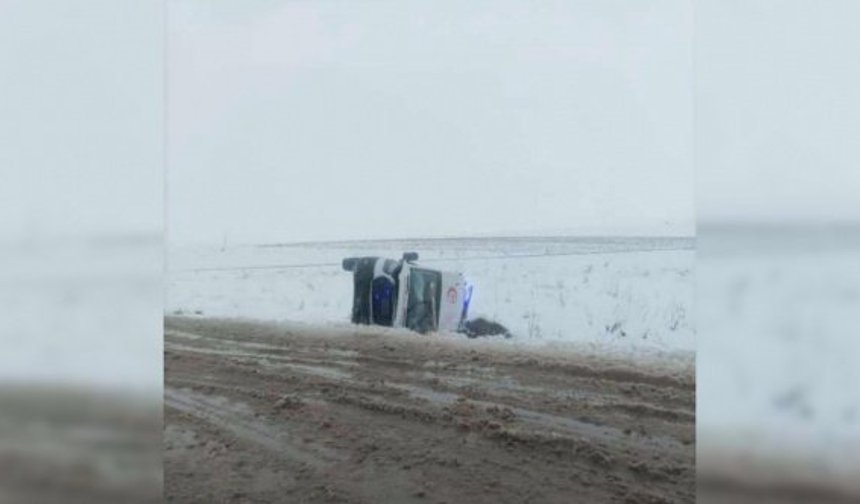 Diyarbakır'da ambulans devrildi: 3 yaralı