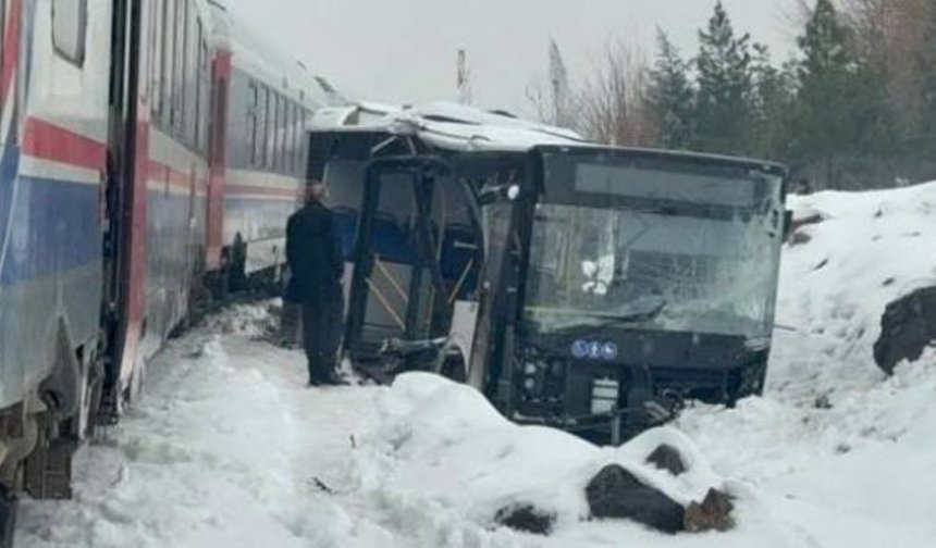 Diyarbakır’da belediye otobüsü trenle çarpıştı
