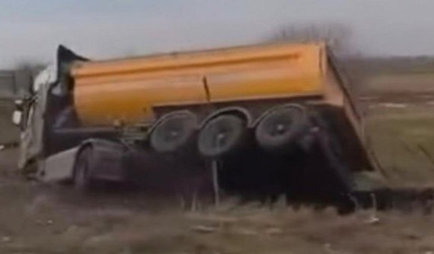 Diyarbakır’da kamyon devrildi: 1 yaralı