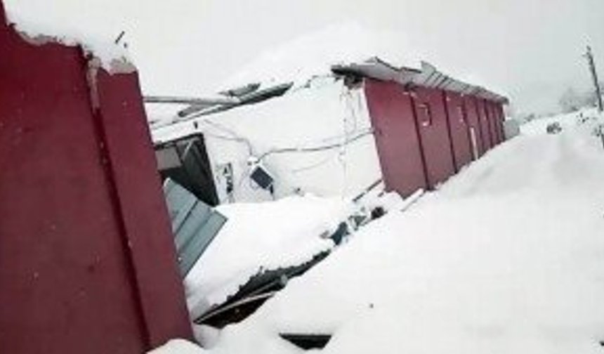 2 metreye ulaşan kar ahırları yıktı