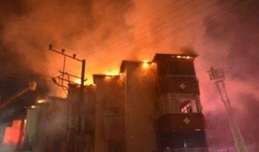 Gecenin karanlığını alevler aydınlattı