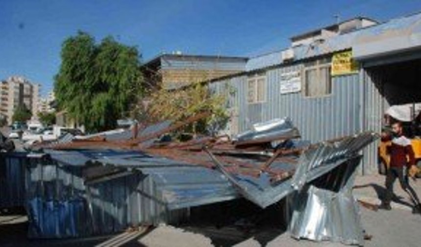 İzmir’de fırtına çatı uçurdu