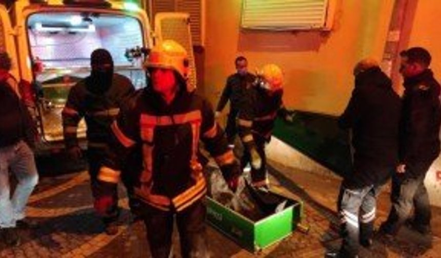 Kuşadası’nda ısınmak için sığındıkları evde ateş yakan 2 kişi yanarak hayatını kaybetti