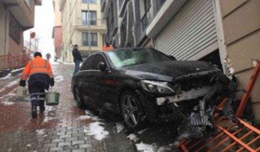 Sokak araları buz pistine döndü, bir araç kayarak garaja daldı